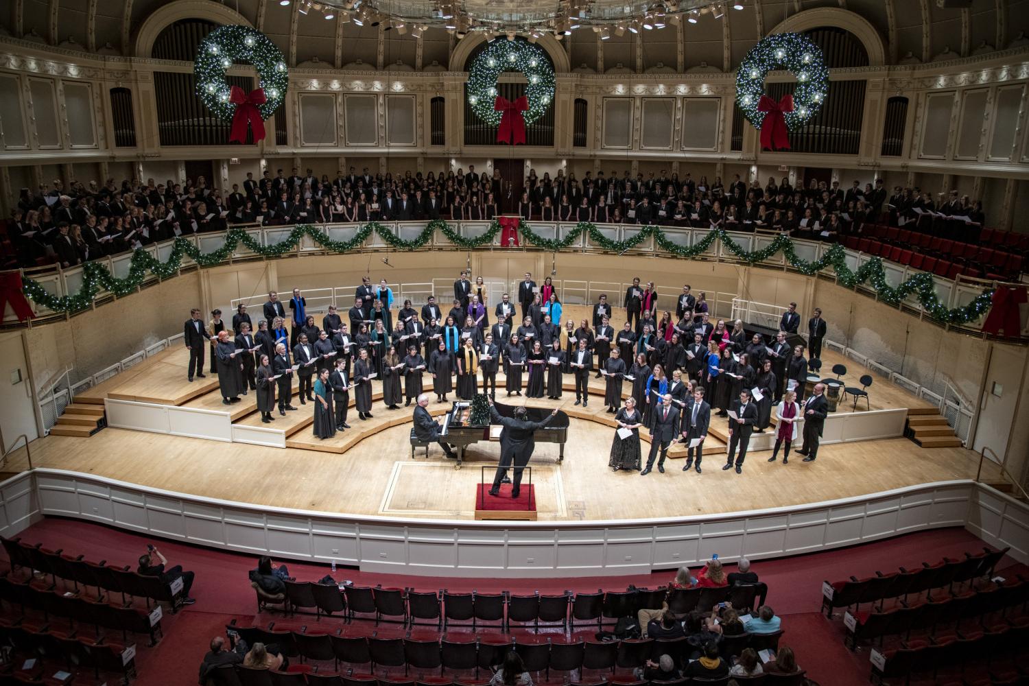 The <a href='http://qlvm.uncsj.com'>bv伟德ios下载</a> Choir performs in the Chicago Symphony Hall.